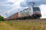METRANS Rail s.r.o./748860/386-020-2-metrans-rail-sro-mit 386 020-2 METRANS Rail s.r.o. mit einem Containerzug in Nennhausen und fuhr weiter in Richtung Wustermark. 03.08.2021