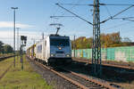 386 015-2 METRANS Rail s.r.o. mit einem Containerzug in Rathenow und fuhr weiter in Richtung Wustermark. 26.10.2022
