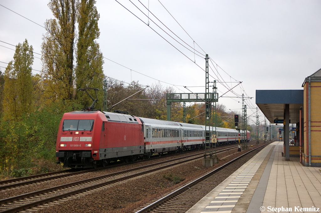 101 006-5 mit dem Leerpark des IC 1991 in Berlin Jungfernheide und fuhr mit dem Leerpark nach Berlin Sdkreuz. Hinten schiebte die 101 102-2. 09.11.2012