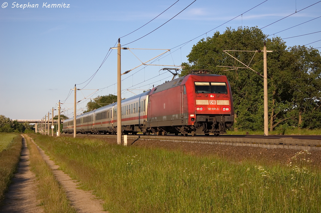 101 031-3 mit dem IC 2242 von Berlin Ostbahnhof nach Mnster(Westf)Hbf, bei Rathenow. 05.06.2013