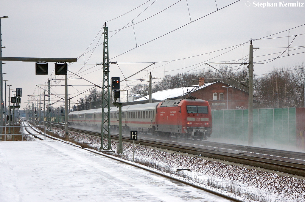 101 057-8 mit dem IC 2385 von Berlin Südkreuz nach Karlsruhe Hbf in Rathenow. 22.01.2013