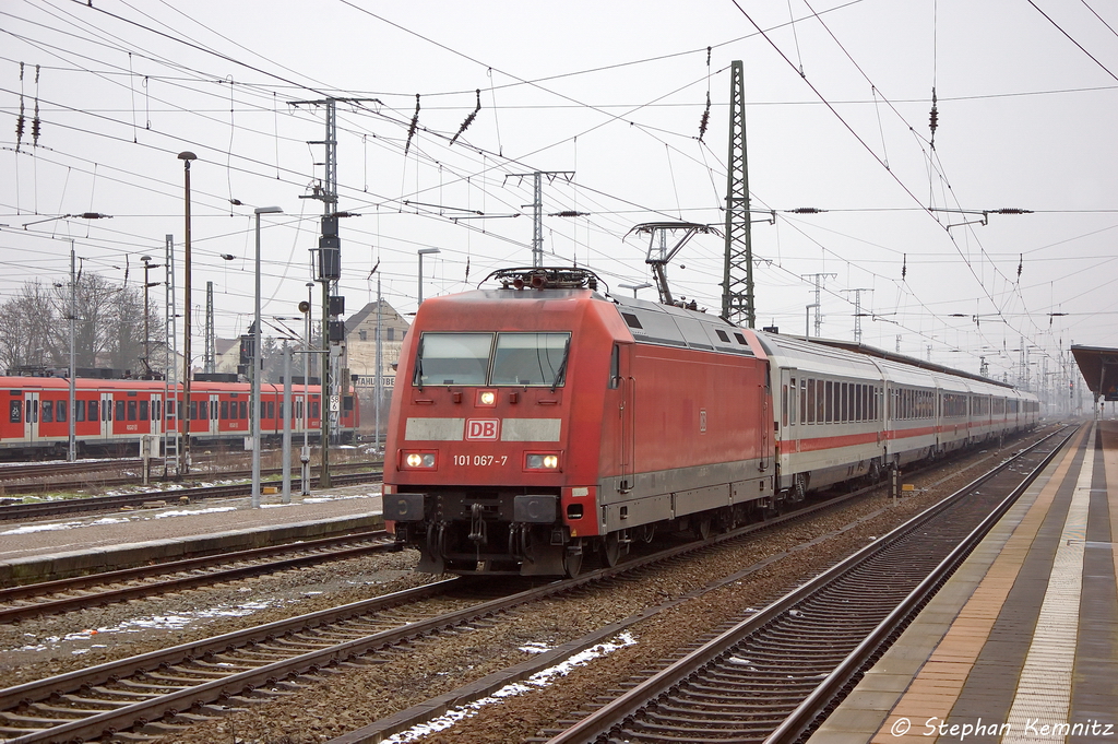 101 067-7 mit dem IC 143 von Amsterdam Centraal nach Berlin Ostbahnhof, bei der Ausfahrt in Stendal. 16.02.2013