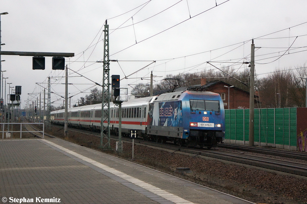 101 070-1  Die Adler Mannheim  mit dem IC 141 von Amsterdam Centraal nach Berlin Hbf (tief) in Rathenow. 05.01.2013
