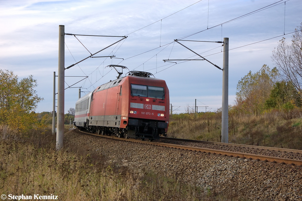 101 073-5 mit dem IC 2239  Warnow  von Warnemnde nach Dresden Hbf in Stendal(Wahrburg). 26.10.2012