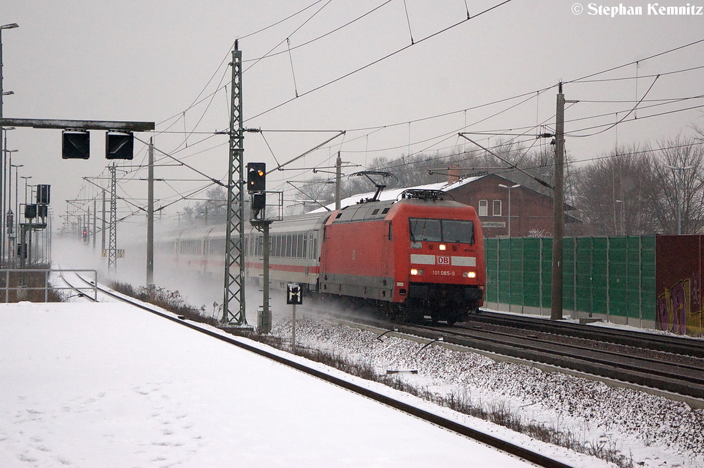 101 085-9 mit dem IC 141 von Amsterdam Centraal nach Berlin Hbf (tief) mit ca. 35min Verspätung durch Rathenow. 22.12.2012