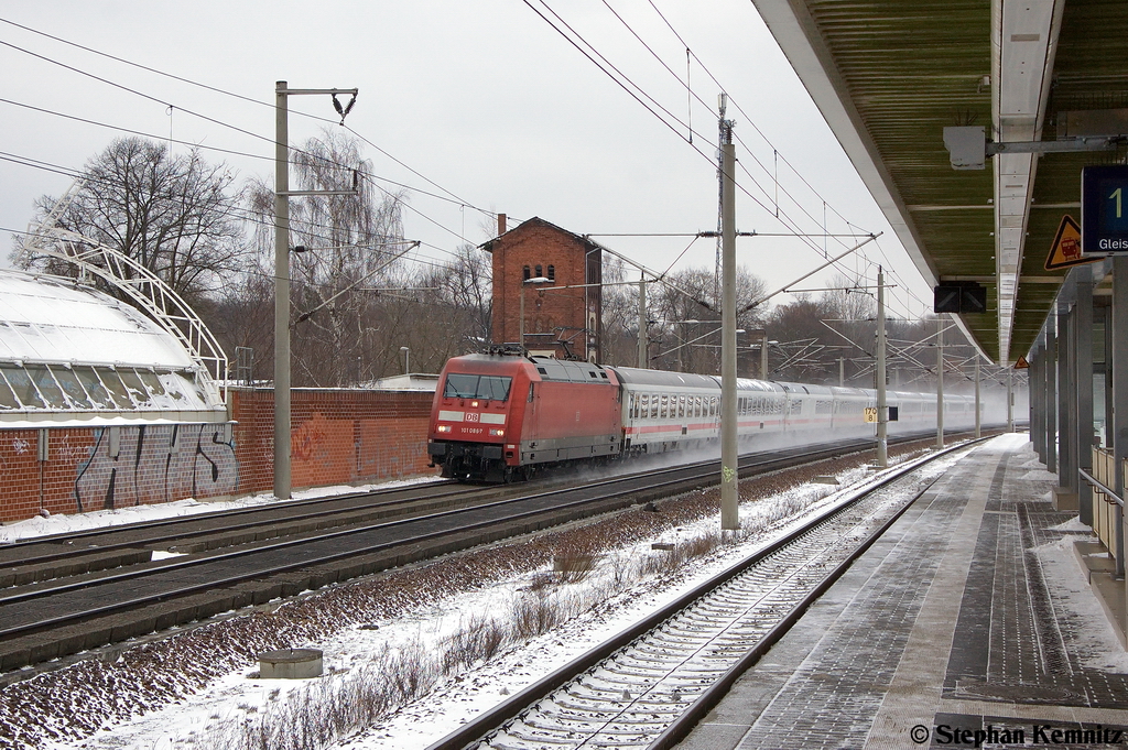 101 086-7 mit dem IC 144 von Berlin Ostbahnhof nach Amsterdam Centraal in Rathenow. 22.01.2013