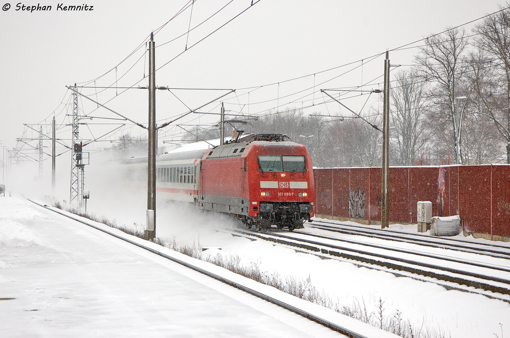 101 086-7 mit dem IC 2343 von Osnabrck Hbf nach Berlin Ostbahnhof in Rathenow. 10.03.2013