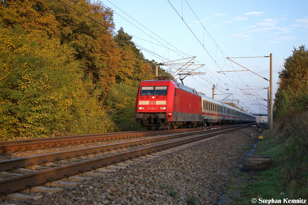 101 102-2 mit dem IC 140 von Berlin Ostbahnhof nach Amersfoort, bei Nennhausen. 21.10.2012