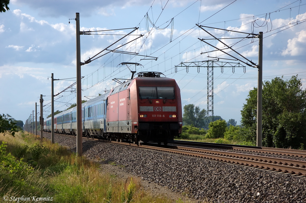 101 119-6 mit dem IC 2071 von Hamburg-Altona nach Dresden Hbf in Vietznitz. 22.06.2012