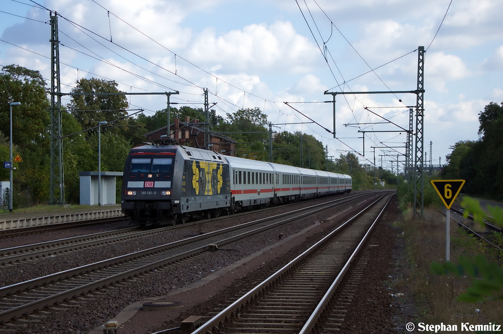 101 141-0  Bahnazubis Gegen Gewalt  mit dem IC 2038 von Leipzig Hbf nach Oldenburg(Oldb) in Niederndodeleben. 28.09.2012