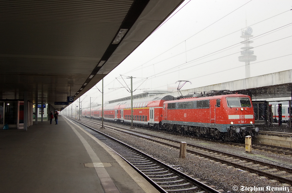111 085-7 mit dem RE (RE 14009) nach Braunschweig im Hannover Hbf. 26.11.2010