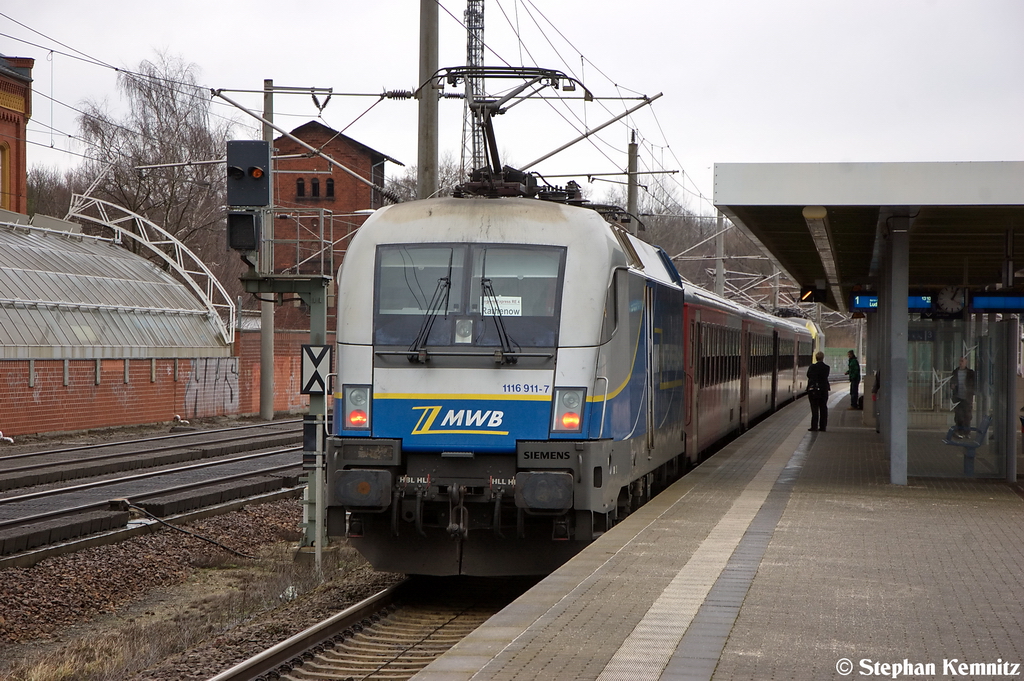 1116 911-7 (182 911-8) MWB - Mittelweserbahn GmbH fr ODEG - Ostdeutsche Eisenbahn GmbH mit dem RE4 (RE 37319) von Rathenow nach Ludwigsfelde in Rathenow. 05.01.2013