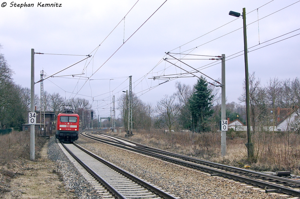 112 126-8 mit dem RE2  ODEG  (RE 37367) von Cottbus nach Wismar, bei der Durchfahrt in Bestensee. Die Braunschweigerin ist momentan leihweise in Berlin zu Hause und wird fr den ODEG Ersatzverkehr genutzt. 08.03.2013 