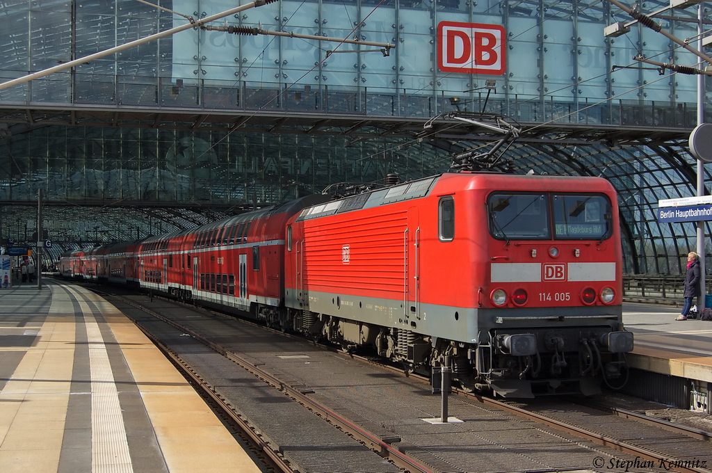 114 005 mit dem RE1 (RE 18124) von Frankfurt(Oder) nach Magdeburg Hbf, bei der Einfahrt in den Berliner Hbf. 01.04.2012