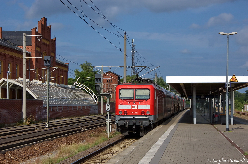 114 017 mit dem RE4 (RE 92427) von Rathenow nach Falkenberg(Elster) in Rathenow. Vorne zieht eine 112er oder 114er. 28.06.2012