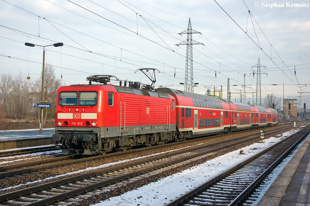 114 022 mit dem ODEG RE2 (RE 37365) von Cottbus nach Wittenberge, bei der Durchfahrt in Berlin-Schnefeld Flughafen. 17.12.2012