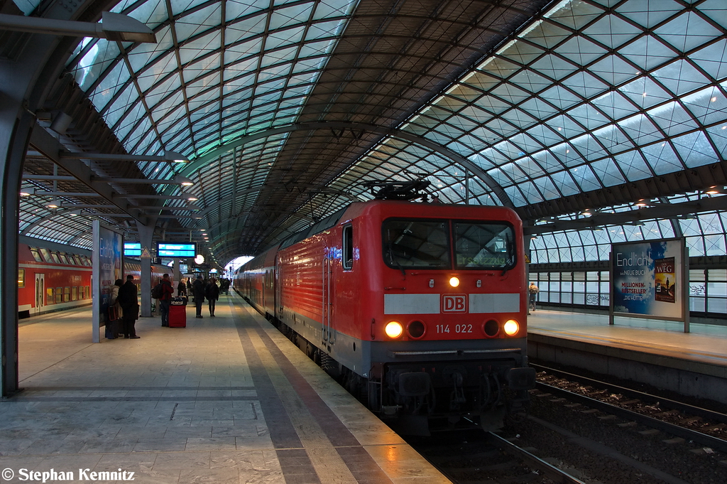 114 022 mit dem RE2 (RE 37382) von Cottbus nach Wismar in Berlin-Spandau. 08.12.2012