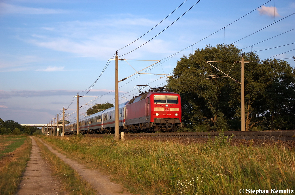 120 108-6 mit dem IC 2242 von Berlin Ostbahnhof nach Osnabrück Hbf bei Rathenow. 25.08.2012