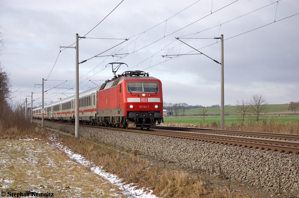 120 122-7 mit dem IC 141 von Amsterdam Centraal nach Berlin Hbf (tief) bei Nennhausen. 12.01.2013