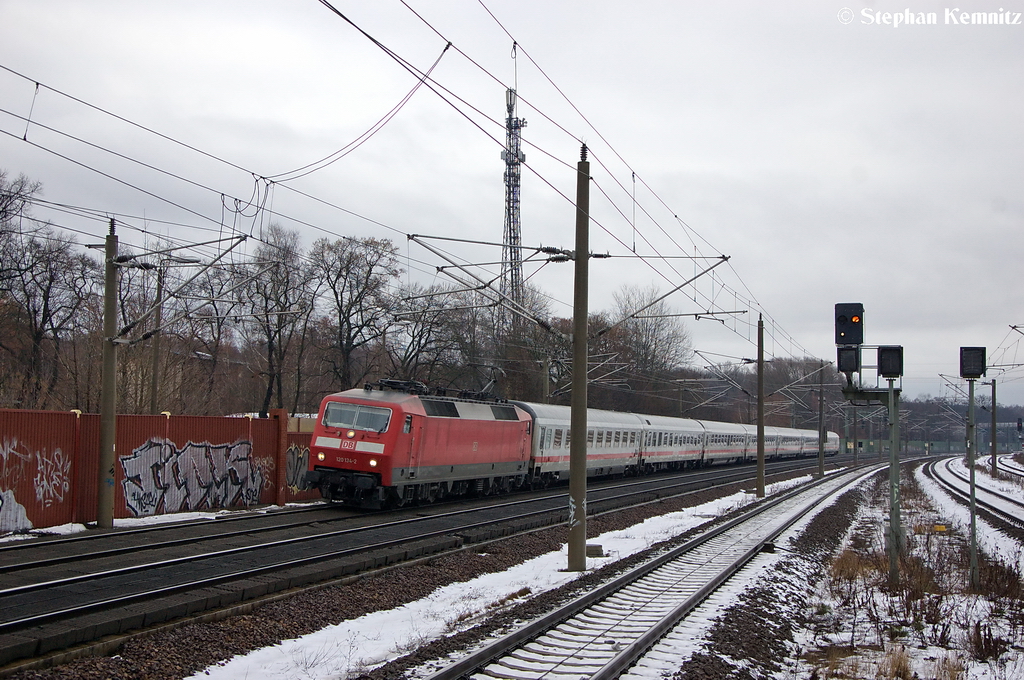 120 134-2 mit dem IC 1915 von Berlin Sdkreuz nach Tbingen Hbf in Rathenow. 16.12.2012