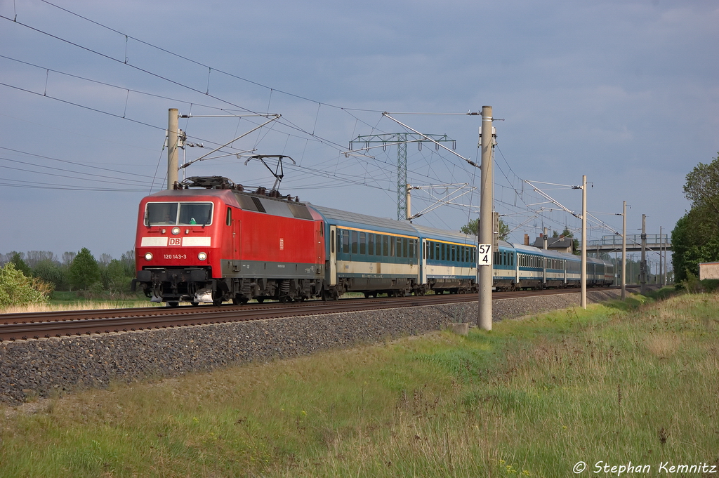 120 143-3 mit dem EC 174  Jan Jesenius  von Budapest-Keleti nach Hamburg-Altona in Vietznitz. 10.05.2013