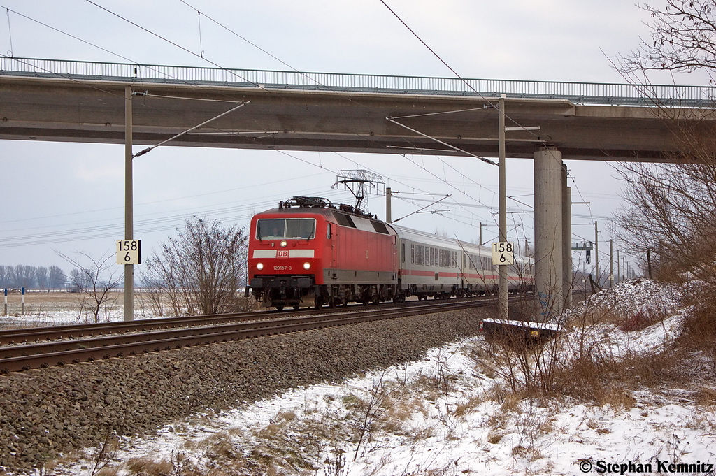 120 157-3 mit dem IC 1917 von Berlin Südkreuz nach Karlsruhe Hbf bei Nennhausen. 13.01.2013