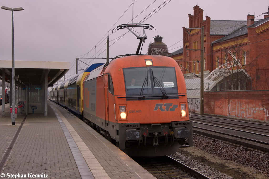 1216 901-9 RTS - Rail Transport Service GmbH fr Ostdeutsche Eisenbahn GmbH mit dem RE4 (RE 37323) von Rathenow nach Jterbog in Rathenow. Sie ist die elfte Lok die bei der ODEG - Ostdeutsche Eisenbahn GmbH fr den RE4  ODEG-Ersatzkonzept  zum Einsatz gekommen ist. 07.01.2013