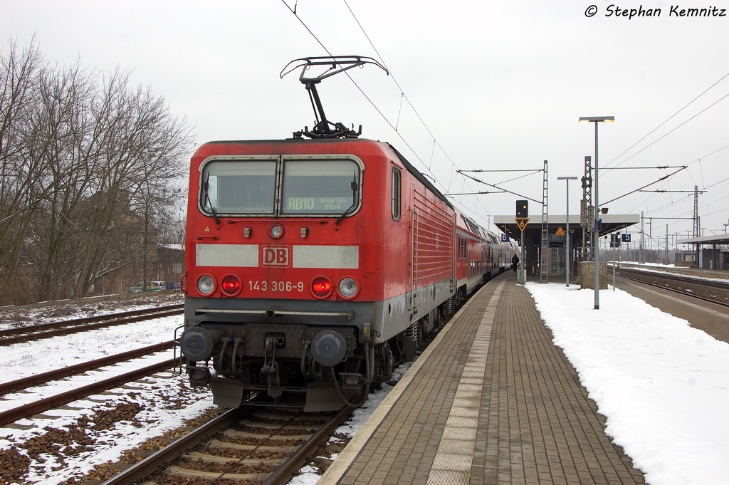 143 306-9 mit der RB10 (RB 18971) von Nauen nach Berlin Hbf (tief) in Nauen. 15.02.2013