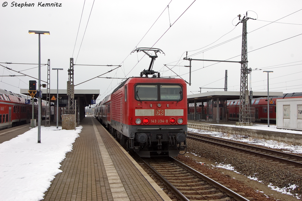 143 834-0 mit der RB14 (RB 18923) von Nauen nach Berlin-Schnefeld Flughafen in Nauen. 15.02.2013