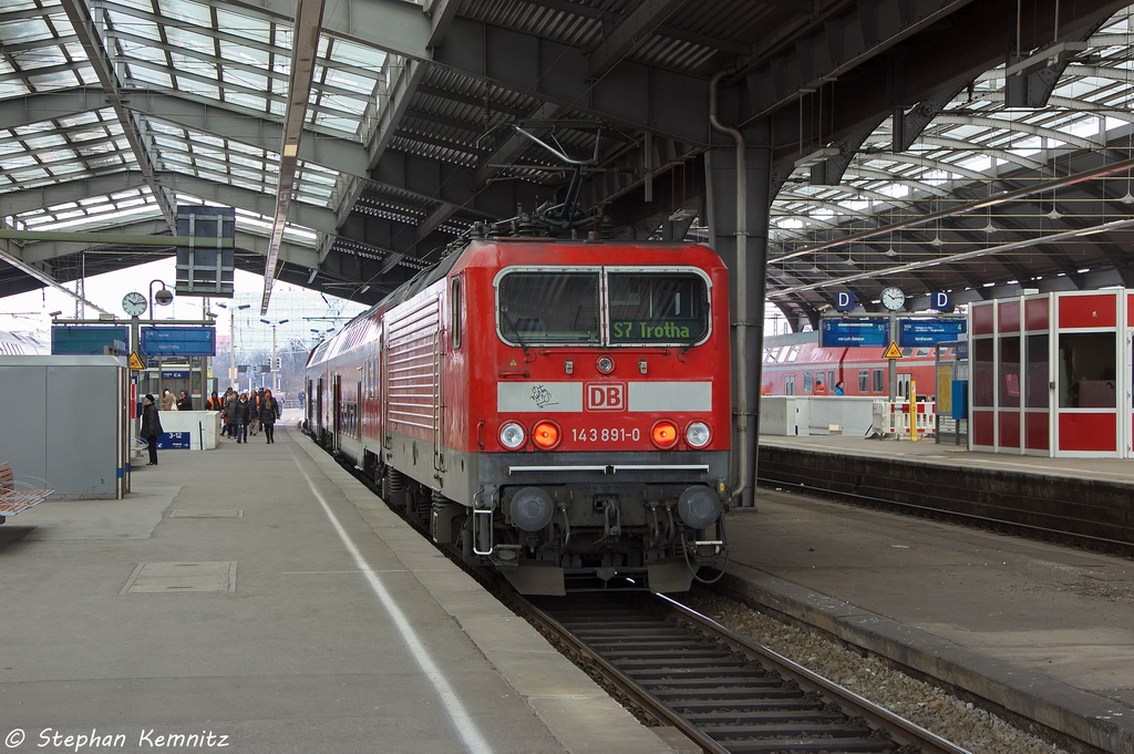 143 891-0 mit der S7 S-Bahn HALLEIPZIG (S 37227) von Halle-Nietleben nach Halle-Trotha in Halle(Saale). 04.04.2013