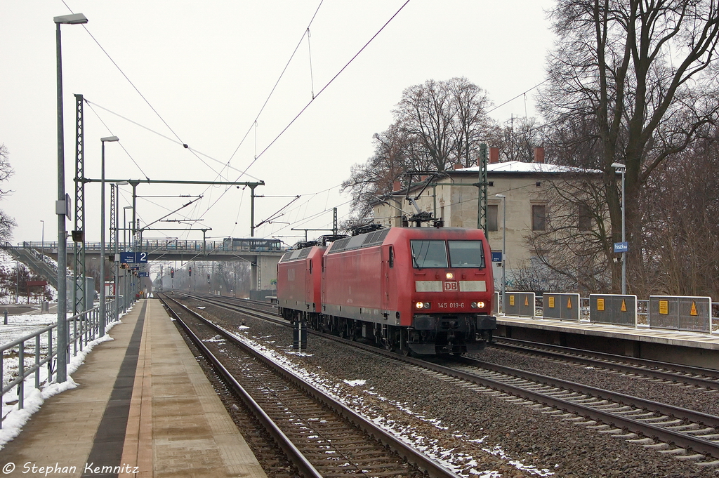 145 019-6 DB Schenker Rail Deutschland AG mit der Wagenlok 145 020-4 in Friesack(Mark) und fuhr in Richtung Neustadt(Dosse) weiter. 15.02.2013