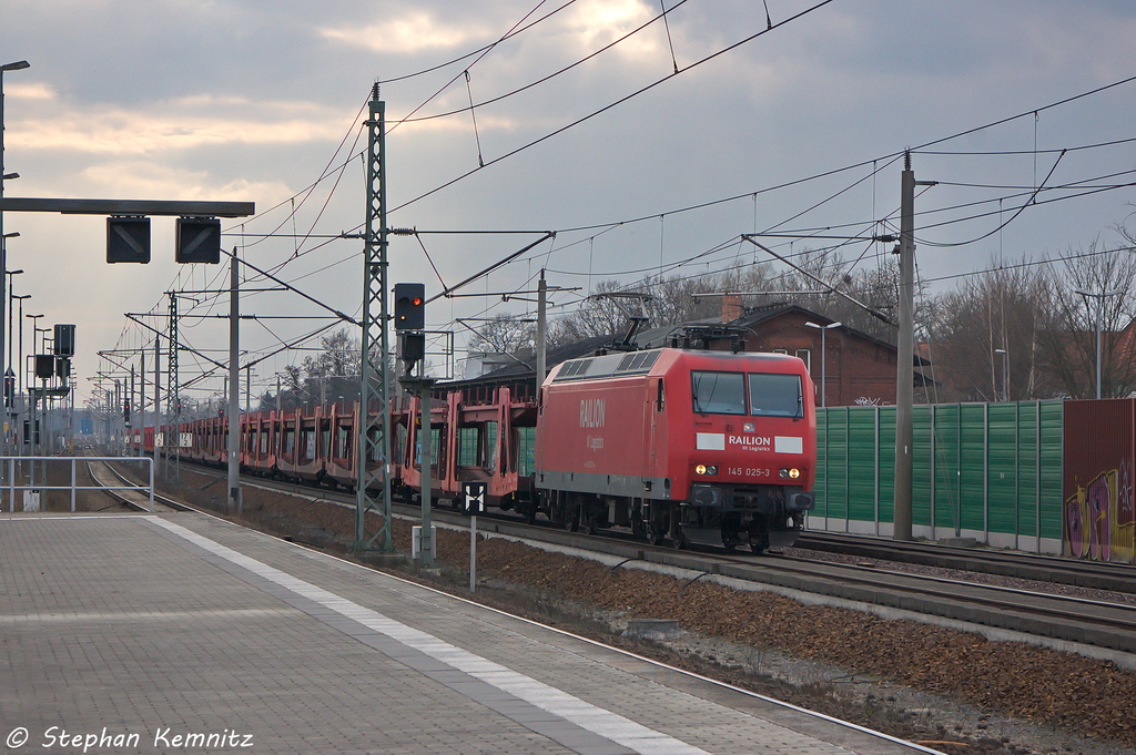 145 025-3 DB Schenker Rail Deutschland AG mit einem leeren Autotransportzug in Rathenow und fuhr in Richtung Wustermark weiter. 17.04.2013