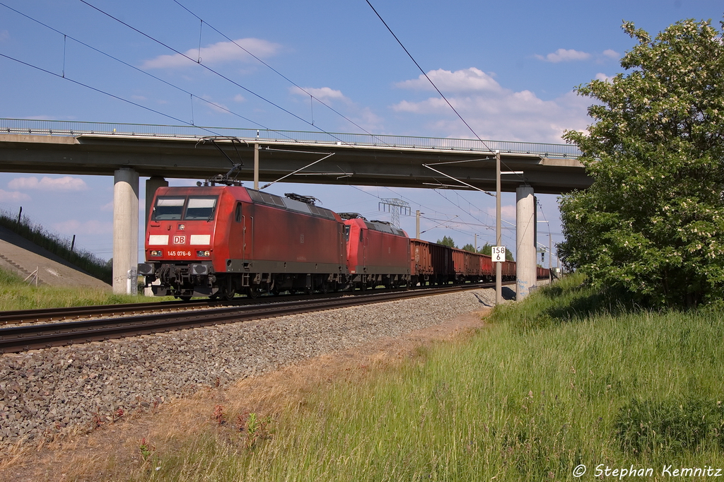 145 076-6 DB Schenker Rail Deutschland AG mit der Wagenlok 185 009-8 und einem E-Wagen Ganzzug bei Nennhausen und fuhr in Richtung Rathenow weiter. 08.06.2013