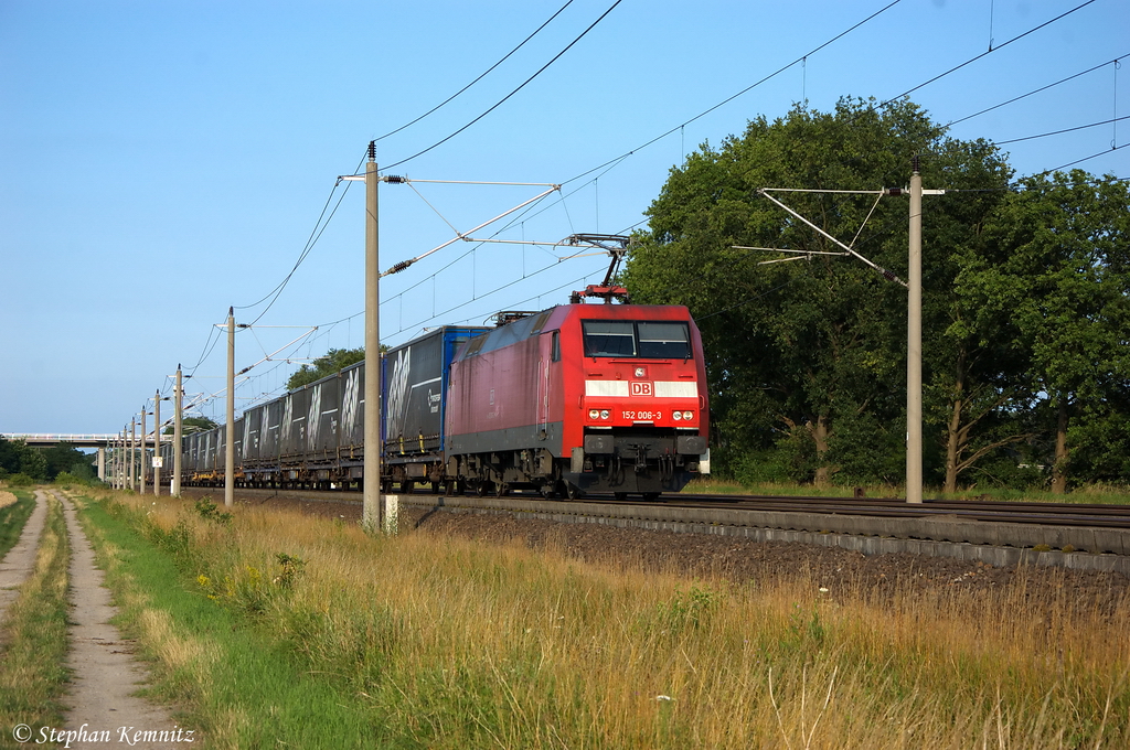 152 006-3 DB Schenker Rail Deutschland AG mit dem MegaCombi bei Rathenow und fuhr in Richtung Stendal weiter. 04.07.2012