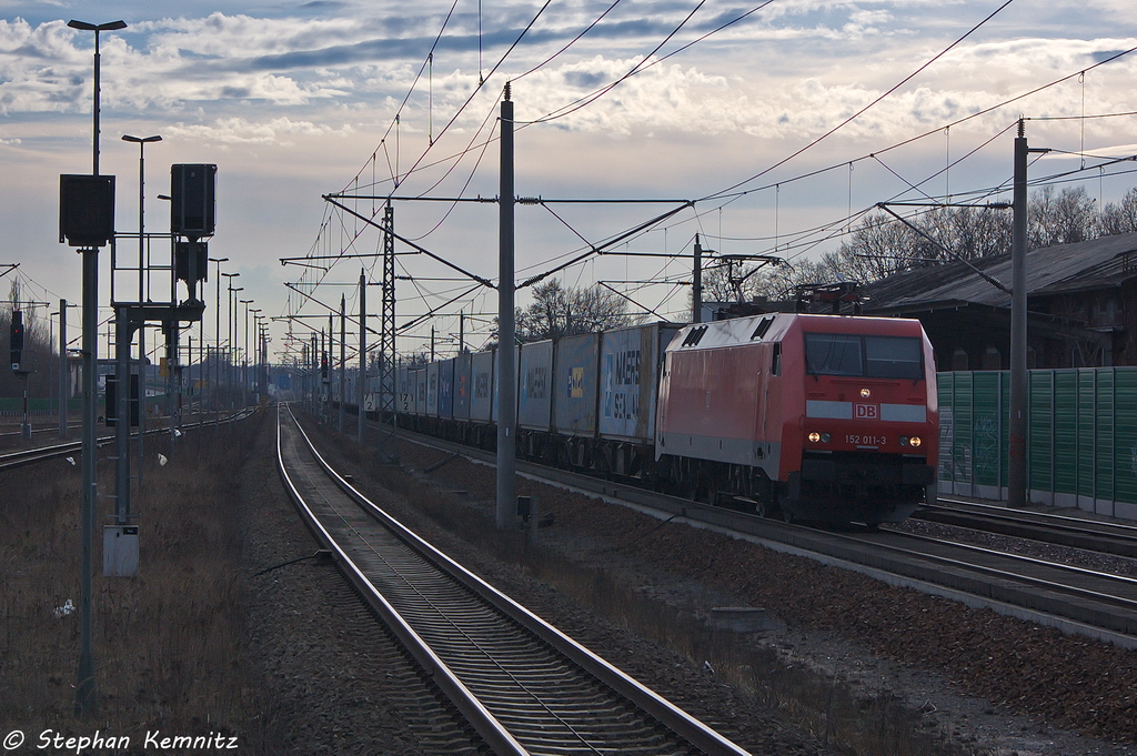 152 011-3 DB Schenker Rail Deutschland AG mit einem Containerzug in Rathenow und fuhr in Richtung Wustermark weiter. 15.04.2013