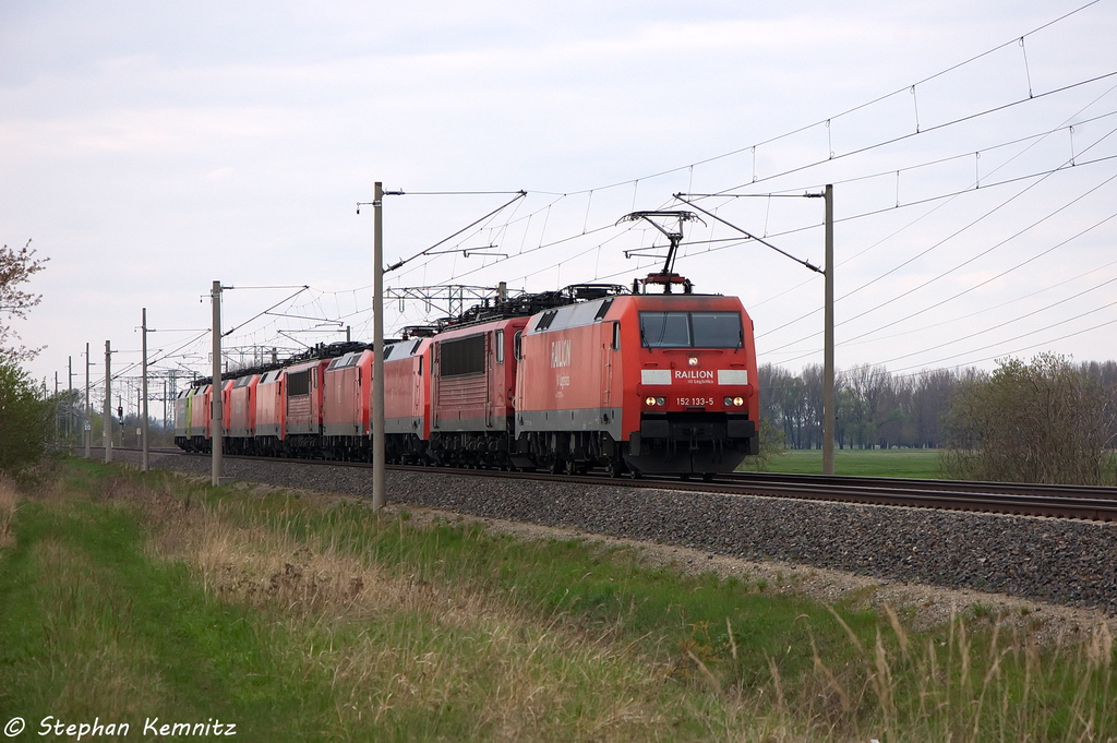 152 133-5 DB Schenker Rail Deutschland AG mit einem Lokzug in Vietznitz und fuhr in Richtung Nauen weiter. Bei den neun Wagenloks handelte es sich um die 155 031-8, 152 027-9, 185 076-7, 155 201-7, 152 140-0, 145 021-2, 145 041-0, 152 114-5 und der 152 005-5. 01.05.2013