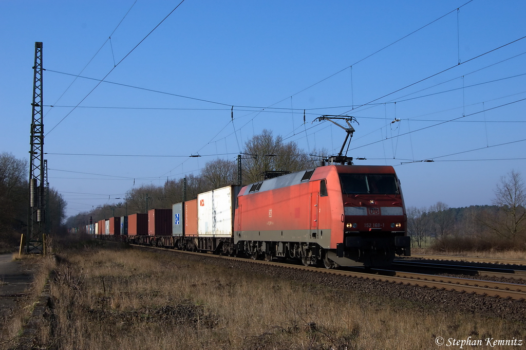 152 168-1 mit einem Containerzug in Suderburg in Richtung Uelzen unterwegs. 23.03.2012