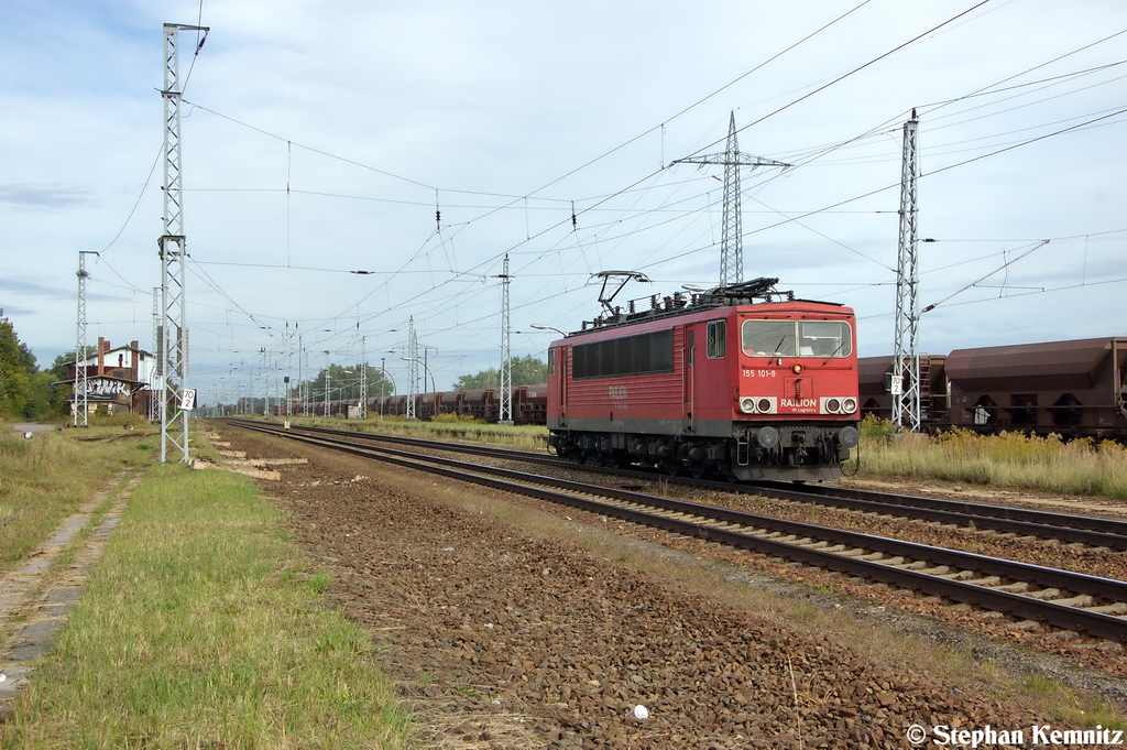 155 101-9 DB Schenker Rail Deutschland AG kam aus Priort nach Satzkorn gefahren, um den Facns Ganzzug zu holen. Dieser Zug wurde in Satzkorn leer gemacht und von der 233 636-0 bereit gestellt. Netten Gruß an den TF! 25.09.2012