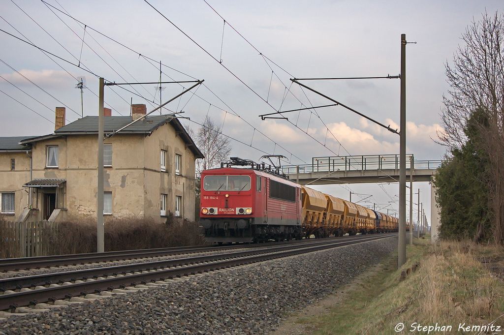 155 194-4 DB Schenker Rail Deutschland AG mit einem Harnstoffzug in Vietznitz und fuhr in Richtung Friesack weiter. 16.04.2013