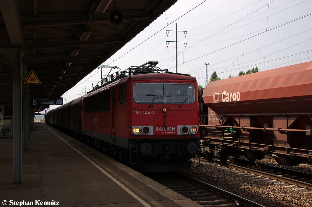 155 244-7 DB Schenker Rail Deutschland AG mit einem kurzem gemischtem Güterzug in Schönefeld und fuhr in Richtung Grünauer Kreuz weiter. Wegen Gleis Belegungen von Güterzügen und Personenzügen wurde die 155 244 auf Gleis 3 durch Schönefeld geschickt.