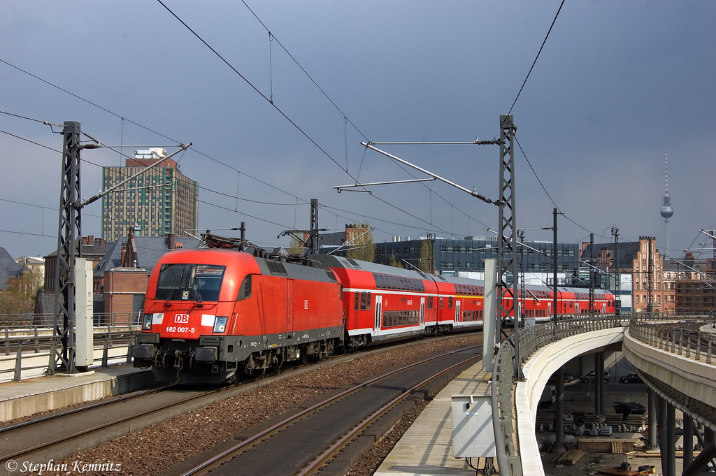 182 007-5 mit dem RE2 (RE 37412) von Cottbus nach Wittenberge, bei der Einfahrt in den Berliner Hbf. 20.04.2012