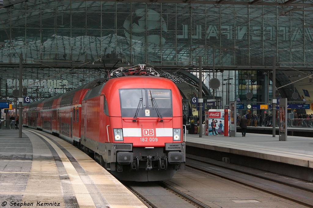 182 009 mit dem RE1 (RE 18117) von Magdeburg Hbf nach Eisenhttenstadt, bei der Ausfahrt aus dem Berliner Hbf. 05.04.2013