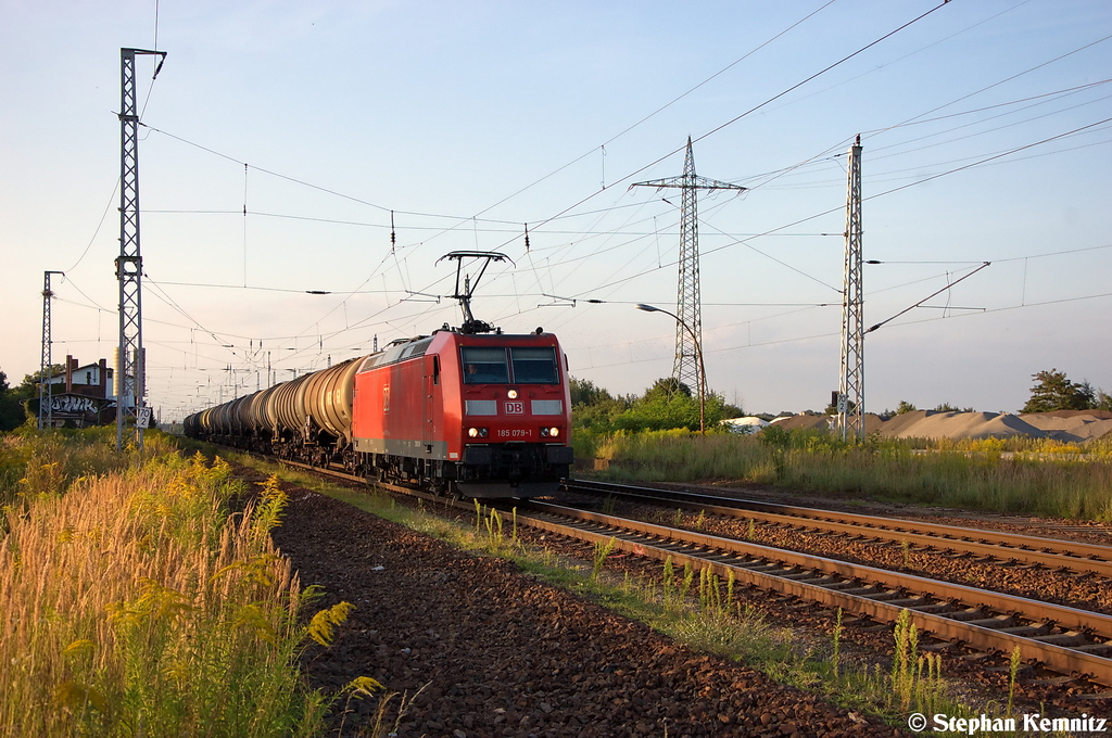 185 079-1 DB Schenker Rail Deutschland AG mit einem Kesselzug  Erdöldestillate oder Erdölprodukte  in Satzkorn und fuhr in Richtung Golm weiter. Netten Gruß an den Tf! 17.08.2012