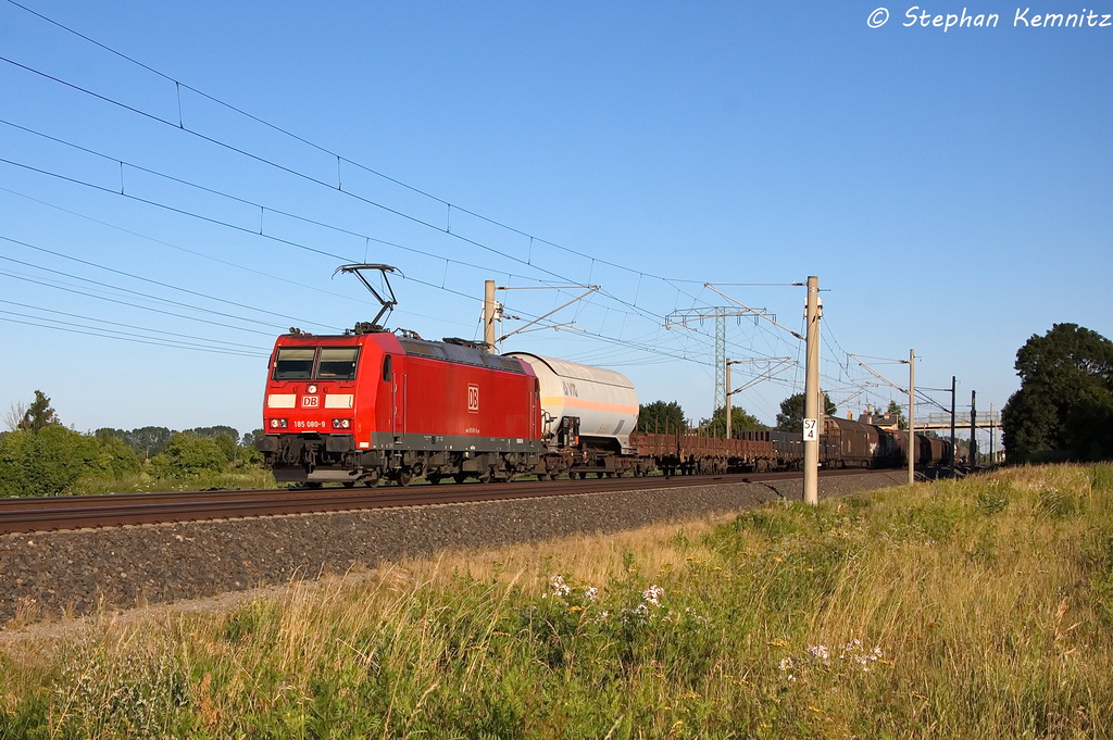 185 080-9 DB Schenker Rail Deutschland AG mit einem gemischtem Gterzug in Vietznitz und fuhr in Richtung Wittenberge weiter. 20.07.2013