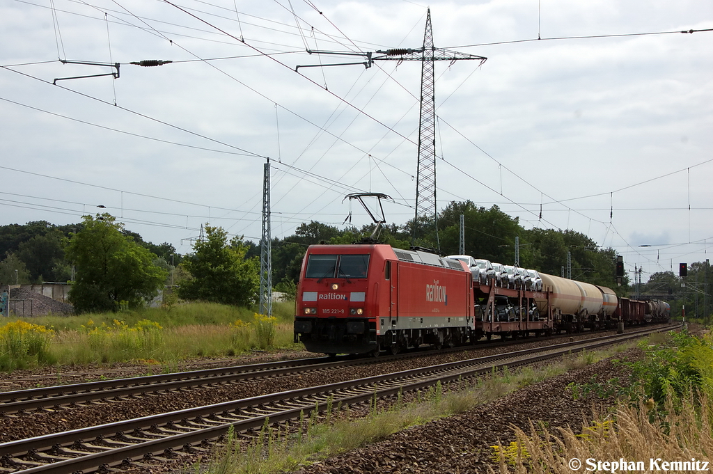 185 221-9 DB Schenker Rail Deutschland AG mit einem gemischtem Gterzug in Satzkorn und fuhr in Richtung Priort weiter. 17.08.2012