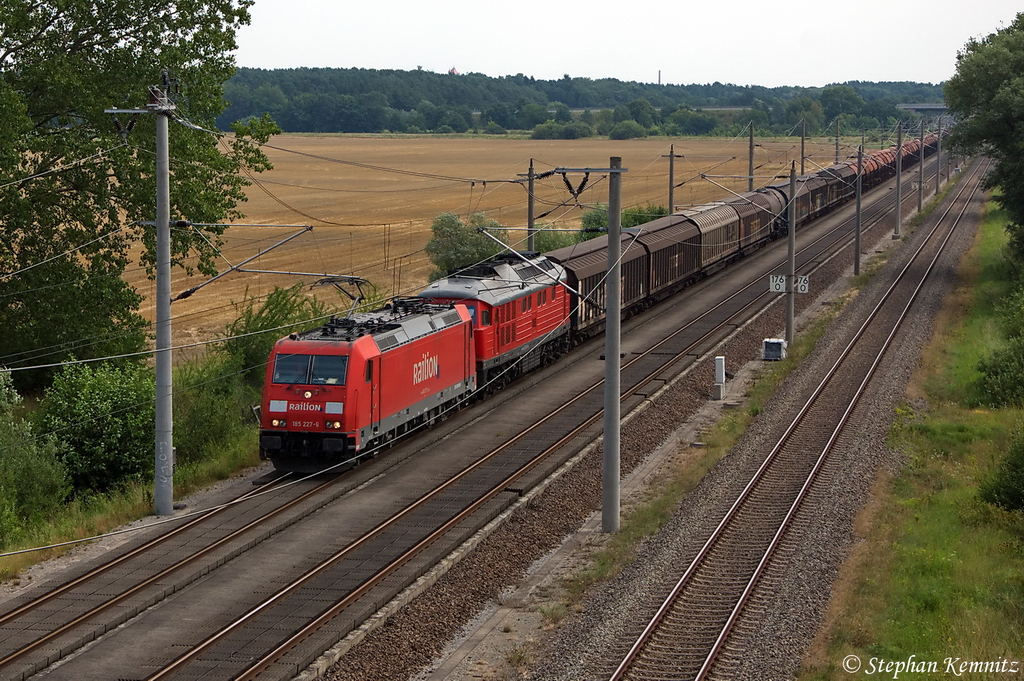 185 227-6 DB Schenker Rail Deutschland AG mit der Wagenlok 232 240-2 und einem gemischtem Güterzug bei Rathenow und fuhr in Richtung Stendal weiter. 28.07.2012