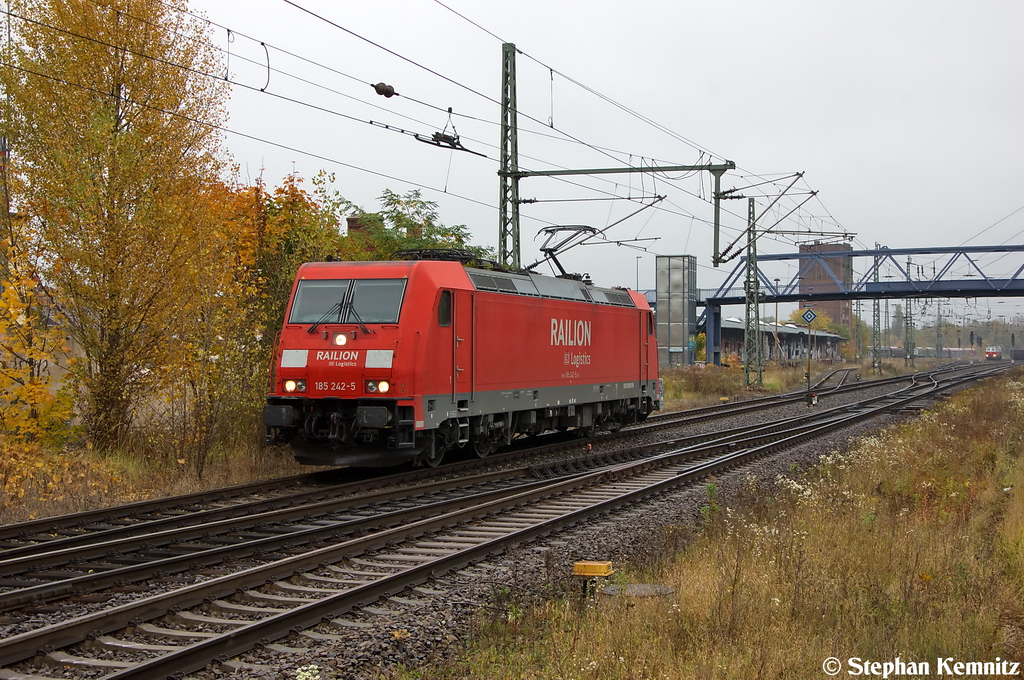 185 242-5 DB Schenker Rail Deutschland AG wartete im Brandenburger Hbf auf die Einfahrt Erlaubnis in den Brandenburger Gbf.  22.10.2012