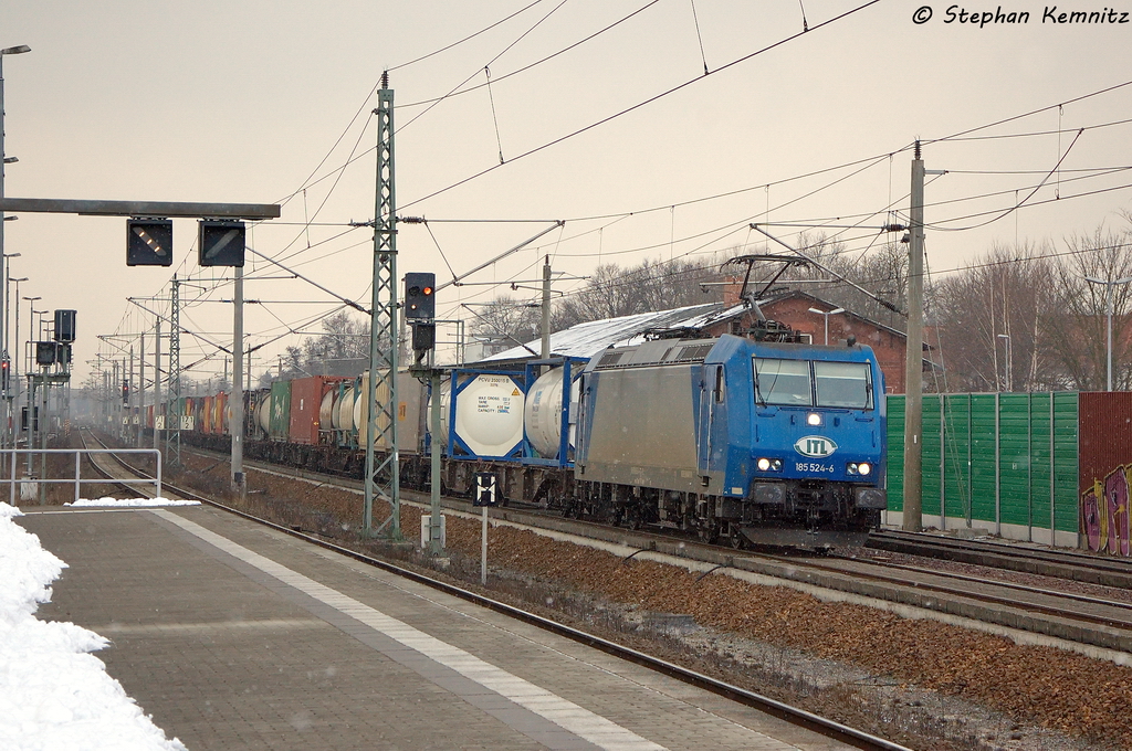 185 524-6 Alpha Trains fr ITL Eisenbahn GmbH mit einem Containerzug in Rathenow und fuhr in Richtung Wustermark weiter. 22.02.2013
