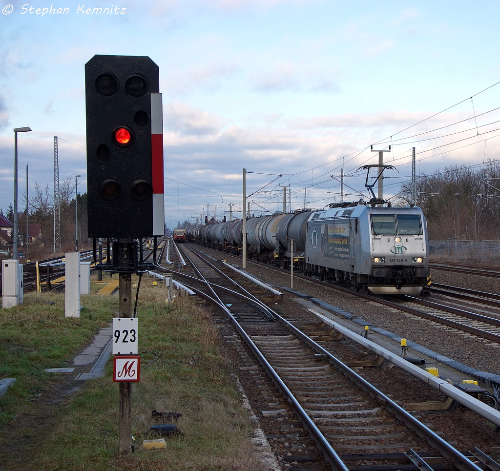 185 548-5 ITL Eisenbahn GmbH mit einem Kesselzug von Stendell nach Hamburg Hohe Schaar, bei der Durchfahrt in Berlin-Blankenburg und fuhr in Richtung Pankow weiter. 07.02.2013