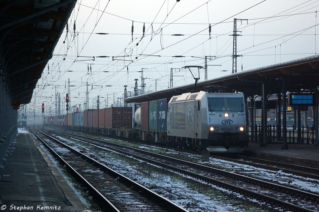 185 548-5 ITL Eisenbahn GmbH mit einem Containerzug in Stendal und fuhr weiter zum Abzw Bindfelde, um dort auf die Schnellfahrstrecke Hannover–Berlin zu kommen und in Richtung Rathenow weiter zu fahren. 15.02.2013